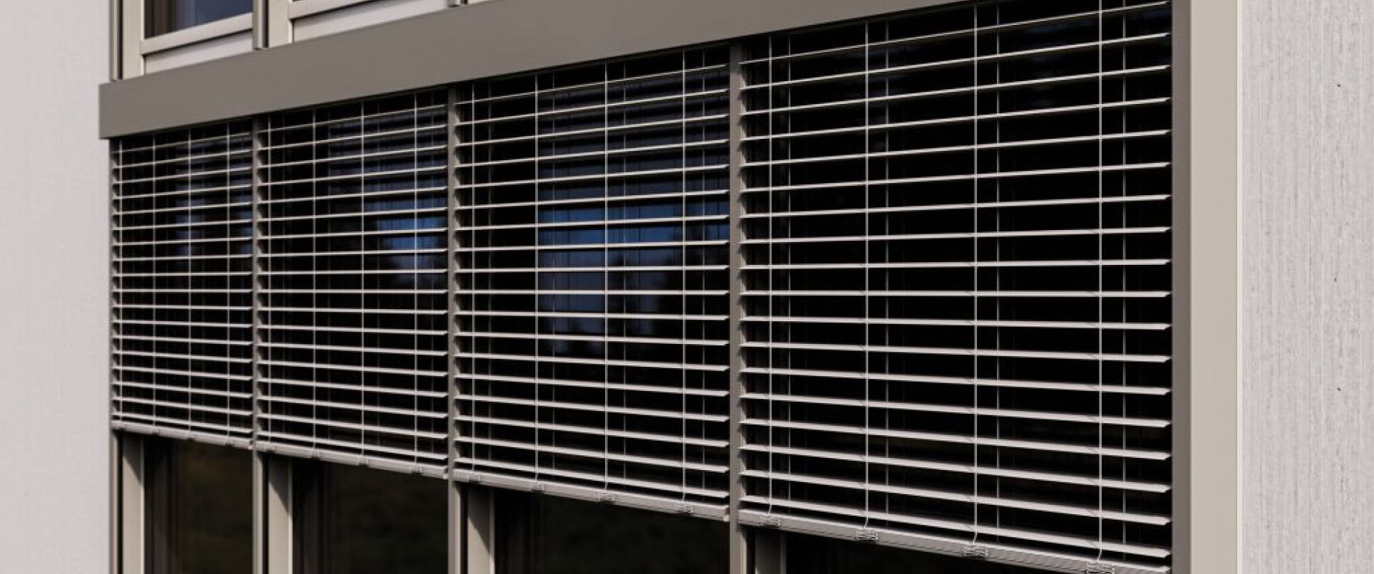 De Roma buitenjaloezie F50 is perfect geïntegreerd in een moderne glasvliesgevel. Met een zichtbreedte van slechts 50 mm biedt dit systeem effectieve zonwering, een strak design en energiebesparing. Ideaal voor duurzame en grootschalige projecten